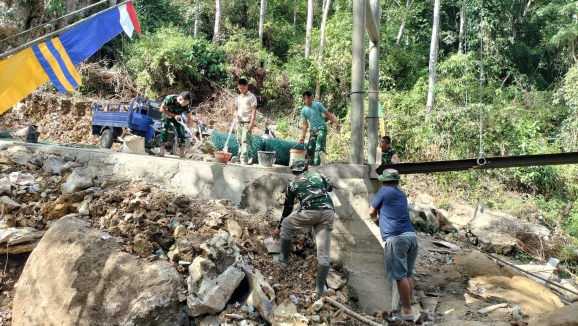 Penguatan Infrastruktur: Satgas TMMD ke-129 Kodim 1407/Bone Terus Lanjutkan Pekerjaan Jembatan Gantung