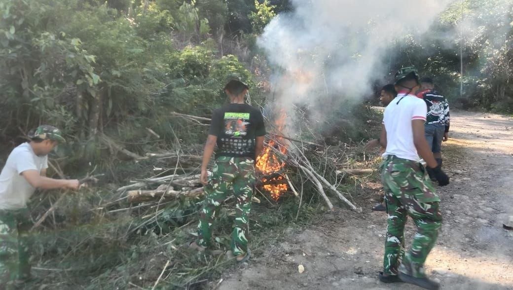 Pembersihan Area Pembangunan Jalan Desa Patuku oleh Satgas TMMD ke-129