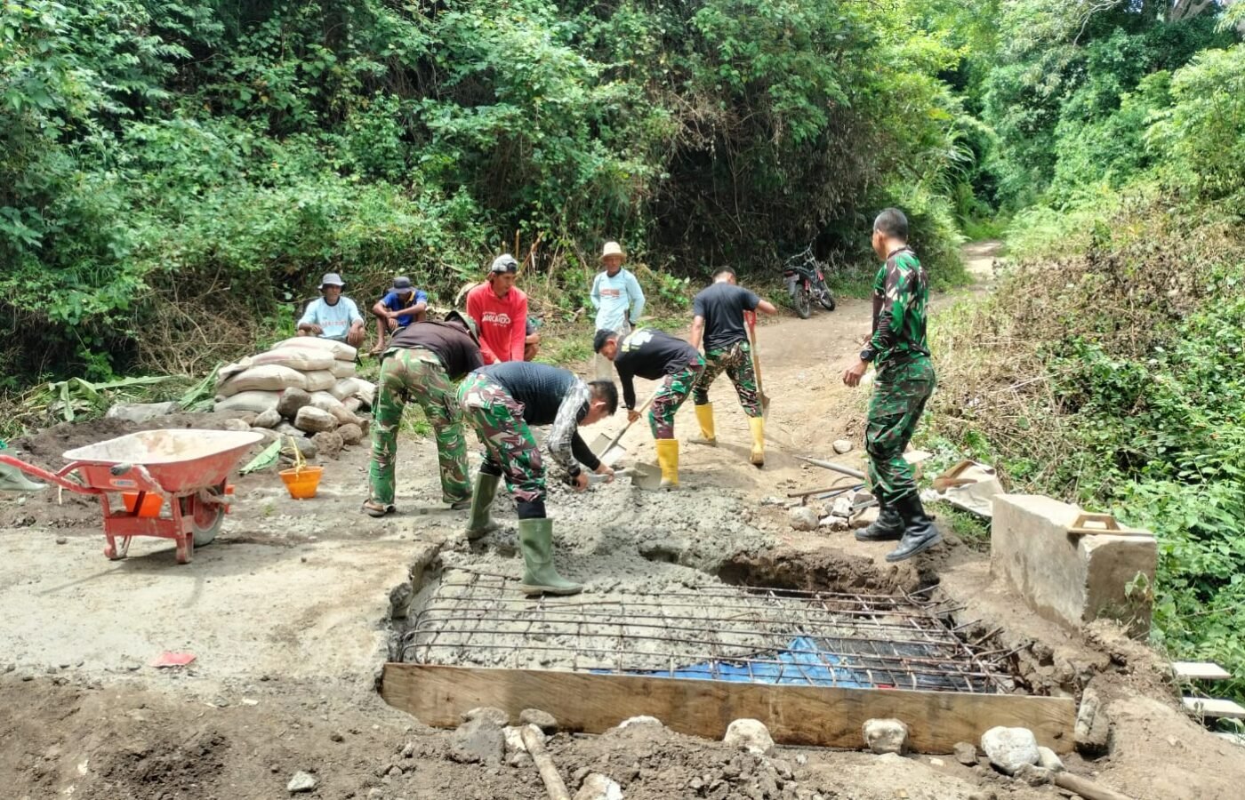 Peningkatan Infrastruktur Dekker oleh Satgas TMMD ke-129 di Dusun Jawi-Jawi