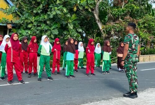 Pelatihan PBB Siswa oleh Koptu Agus dalam Persiapan Lomba HUT RI