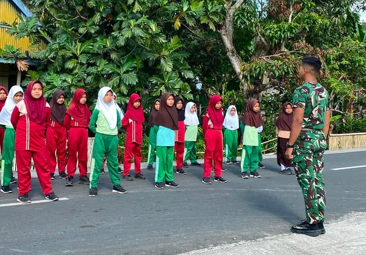 Pelatihan PBB Siswa oleh Koptu Agus dalam Persiapan Lomba HUT RI