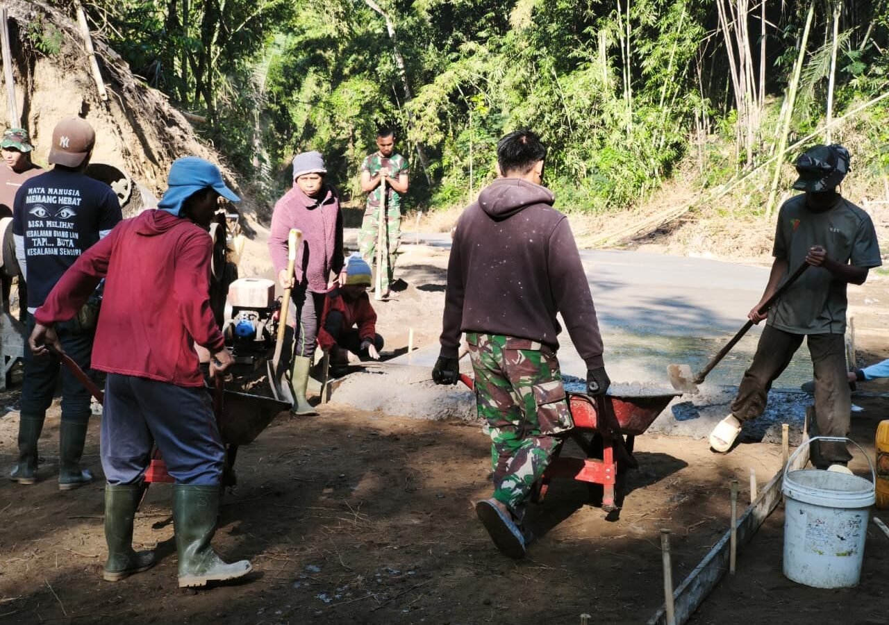 Sinergi TNI dan Masyarakat Dalam Pembangunan Jalan di Desa Sekardadi