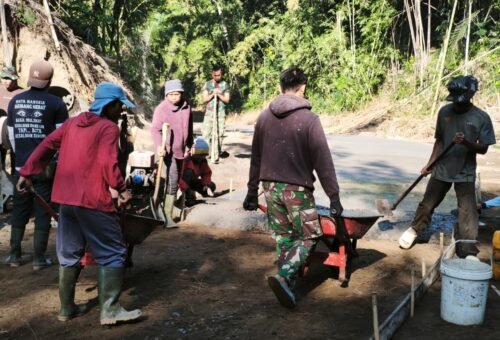 Sinergi TNI dan Masyarakat Dalam Pembangunan Jalan di Desa Sekardadi