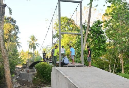 Kapten Inf Usman Terjun Bersama Satgas TMMD ke-129 Kodim 1407/Bone Perbaiki Jembatan Gantung