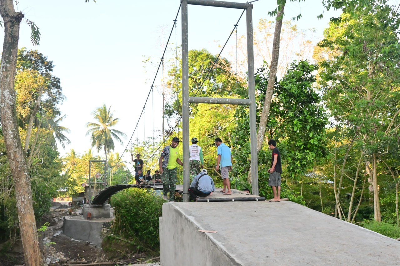 Kapten Inf Usman Terjun Bersama Satgas TMMD ke-129 Kodim 1407/Bone Perbaiki Jembatan Gantung