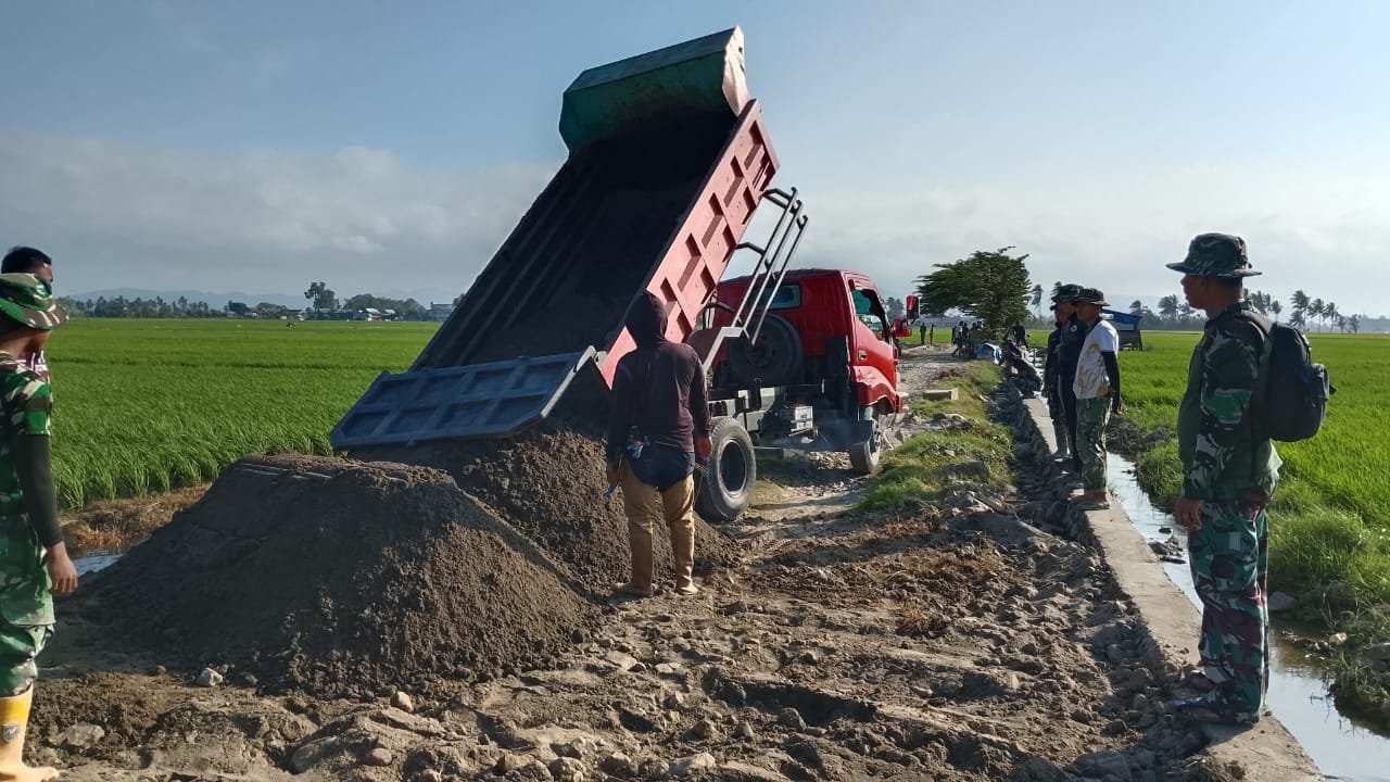 Kegiatan TMMD Ke-129 di Pinrang, Truk Gelontorkan Material Tanpa Henti