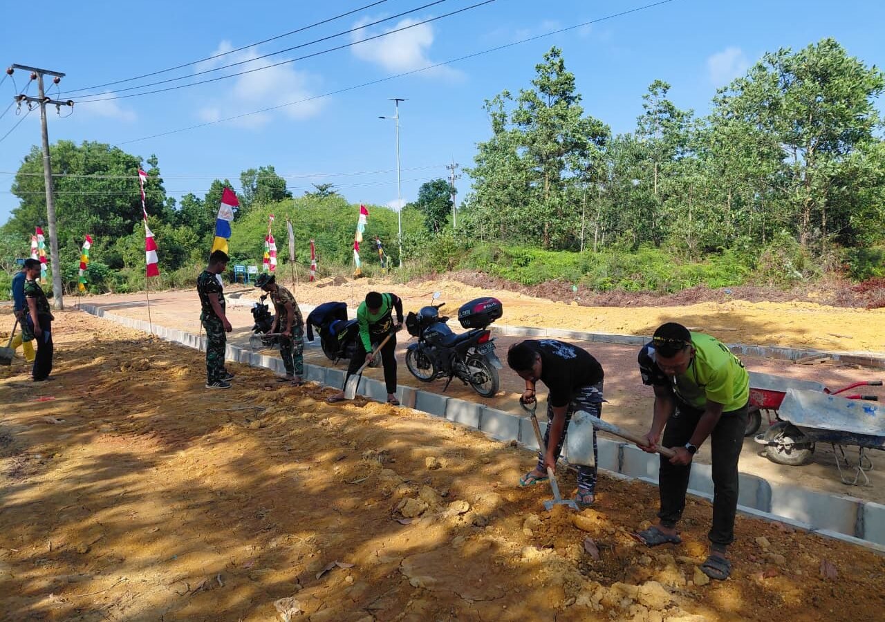 Pelaksanaan TMMD Ke-129: Progres Pembangunan Bahu Jalan Hampir Selesai