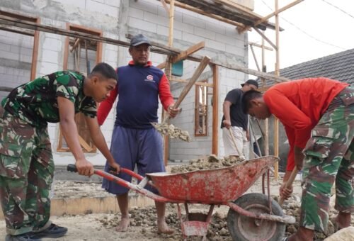 Kemanunggalan TNI dan Warga: Satgas TMMD 129 Berbenah Rumah Pak Bayu