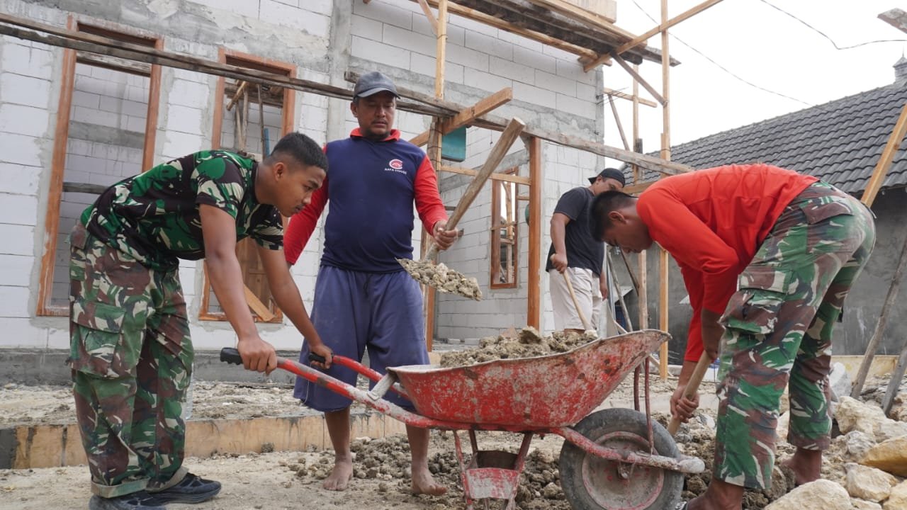 Kemanunggalan TNI dan Warga: Satgas TMMD 129 Berbenah Rumah Pak Bayu