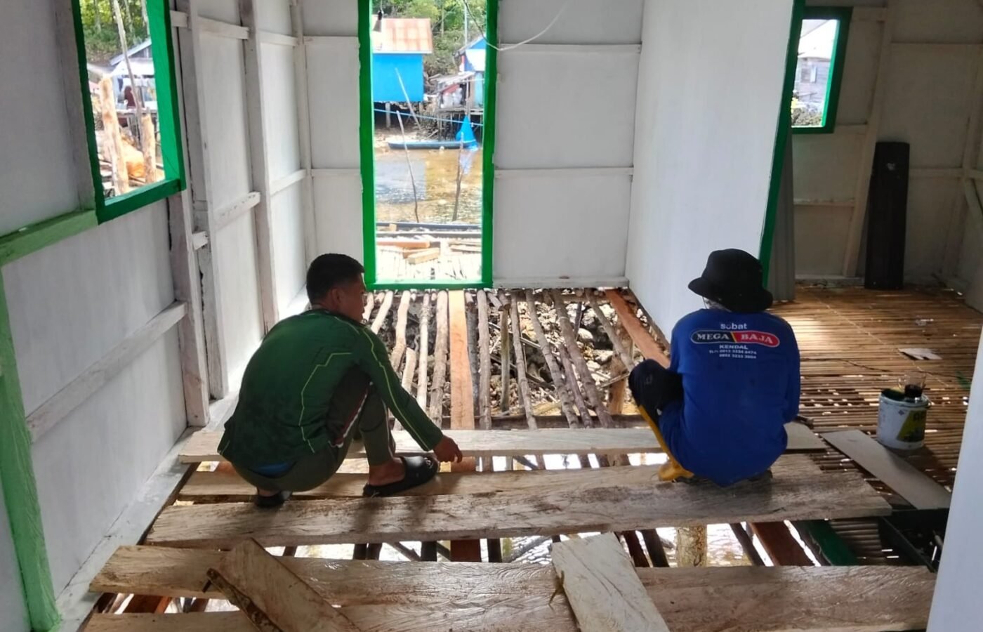 Pemasangan Gelagar Lantai RTLH Bapak Nardianto oleh Satgas TMMD dan Warga