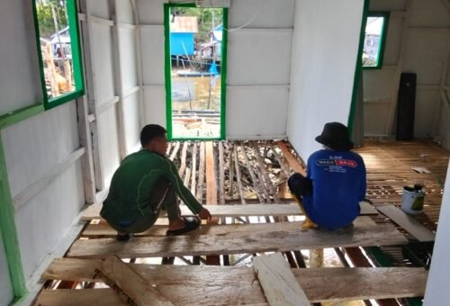 Pemasangan Gelagar Lantai RTLH Bapak Nardianto oleh Satgas TMMD dan Warga