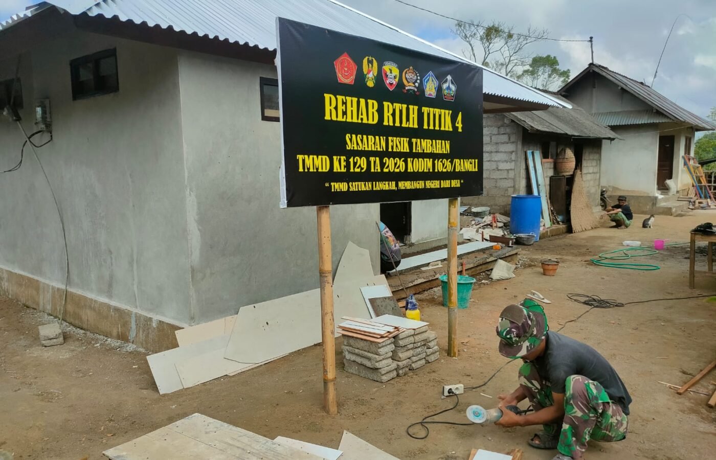 Pemasangan Keramik RTLH Ni Nengah Madri Dipercepat oleh Satgas TMMD Ke-129 Bangli