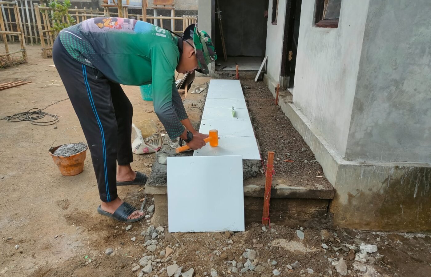 Proyek TMMD Ke-129: Pemasangan Keramik untuk Rumah Layak Huni di Sekardadi
