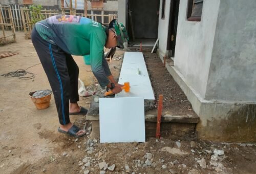 Proyek TMMD Ke-129: Pemasangan Keramik untuk Rumah Layak Huni di Sekardadi