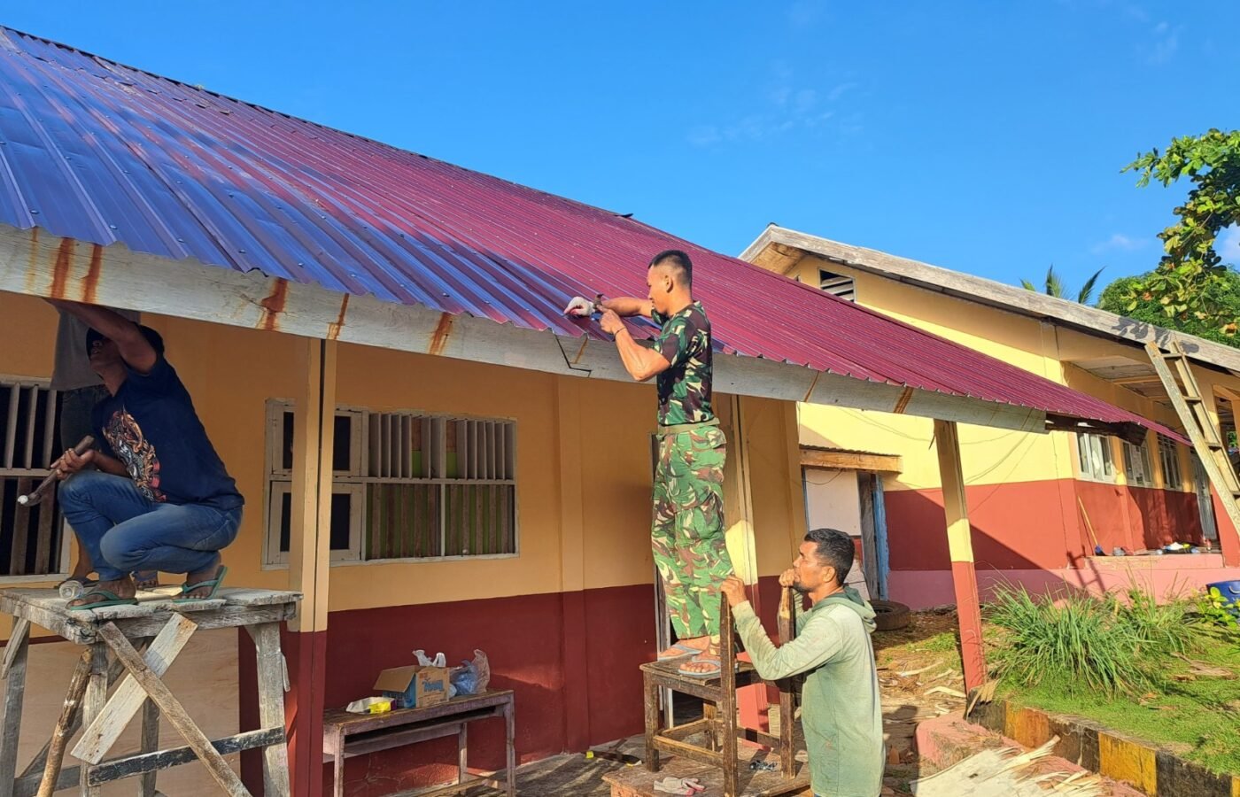Kerjasama Satgas TMMD dan Warga dalam Renovasi SMP Negeri 2 Bungku Selatan