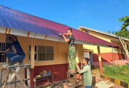 Kerjasama Satgas TMMD dan Warga dalam Renovasi SMP Negeri 2 Bungku Selatan