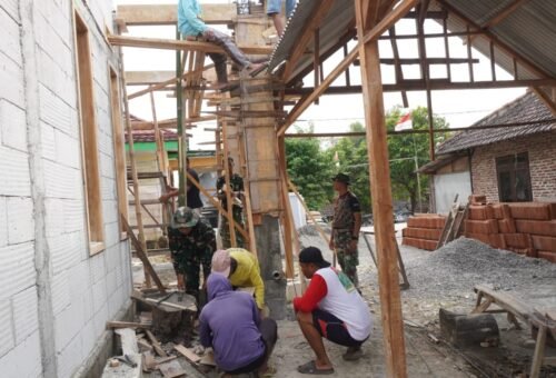 Kebersamaan dalam Pembangunan: Sinergi TNI dan Warga dalam Pengecoran RTLH