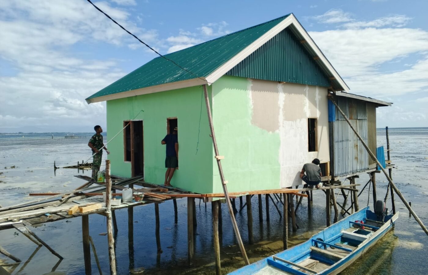Kegiatan Gotong Royong Pengecatan RTLH oleh Satgas TMMD dan Warga