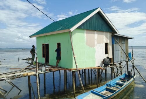 Kegiatan Gotong Royong Pengecatan RTLH oleh Satgas TMMD dan Warga