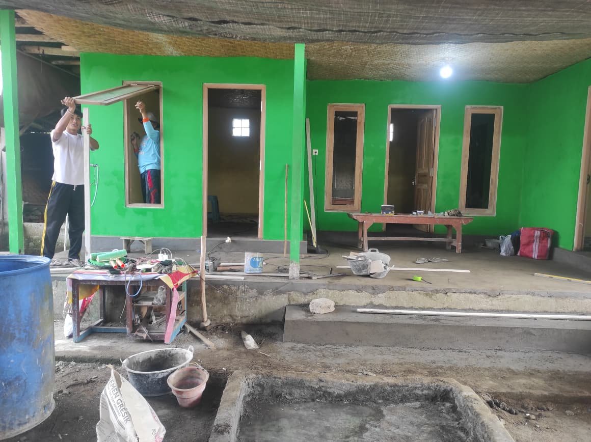 Kebersamaan Masyarakat dan TNI Mendorong Penyelesaian Rehab Rumah I Wayan Pasta di TMMD Ke-129