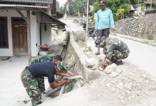 Reaksi Cepat Satgas TMMD Ke-129 Kodim 0812/Lamongan Atasi Masalah Pipanisasi di Dusun Waduk