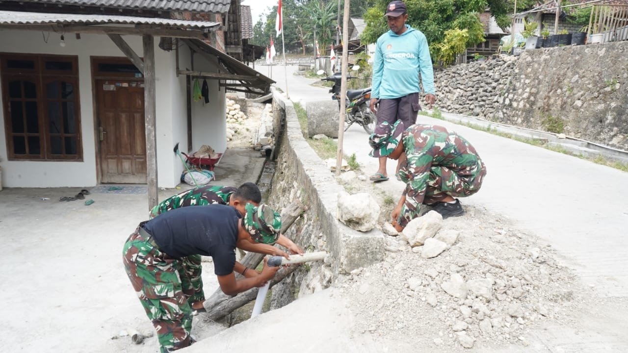 Reaksi Cepat Satgas TMMD Ke-129 Kodim 0812/Lamongan Atasi Masalah Pipanisasi di Dusun Waduk