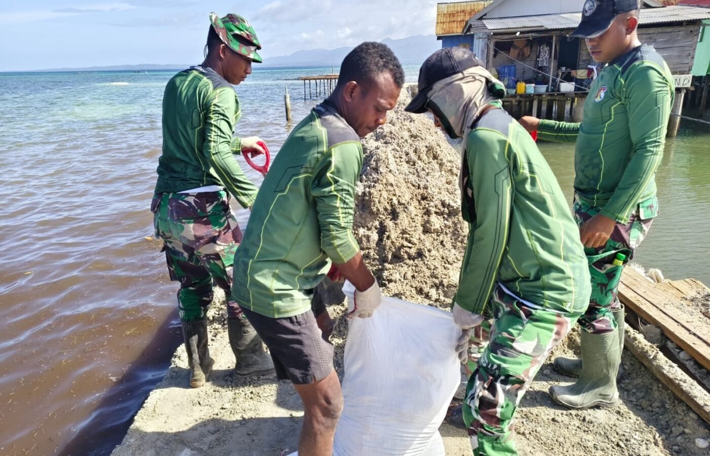 Pengerjaan TMMD: Satgas Transportasi Pasir Menggunakan Sepeda Motor