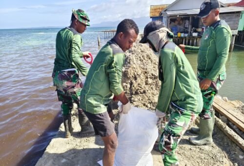 Pengerjaan TMMD: Satgas Transportasi Pasir Menggunakan Sepeda Motor