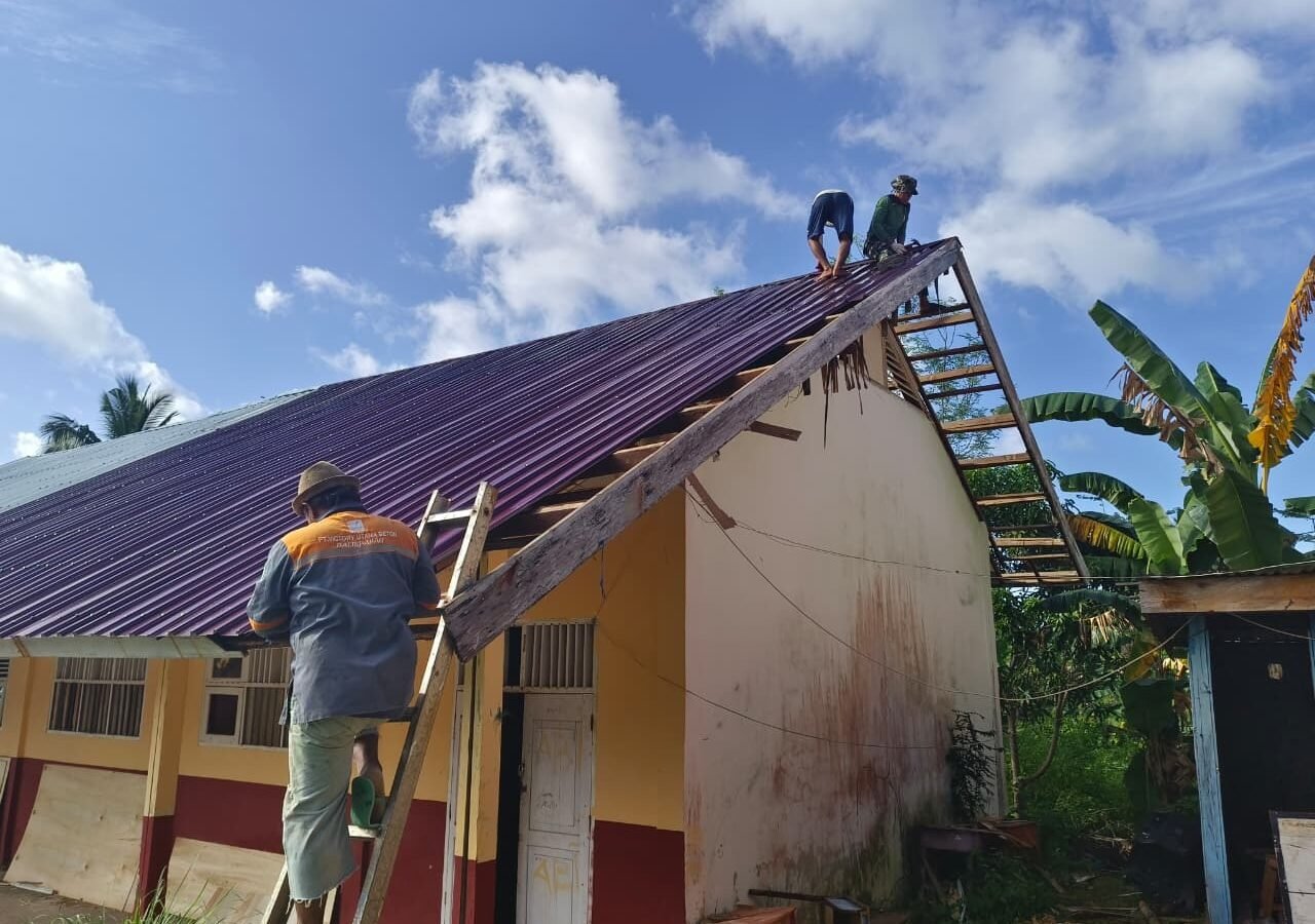 Semangat Tinggi Satgas TMMD Meski Dihantam Terik di SMP Negeri 2 Bungku Selatan