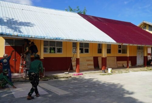 Progres Pemasangan Atap di SMP Negeri 2 Bungku Selatan oleh Satgas TMMD