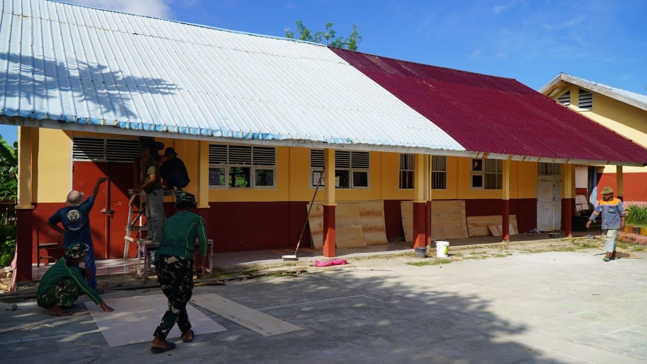 Progres Pemasangan Atap di SMP Negeri 2 Bungku Selatan oleh Satgas TMMD