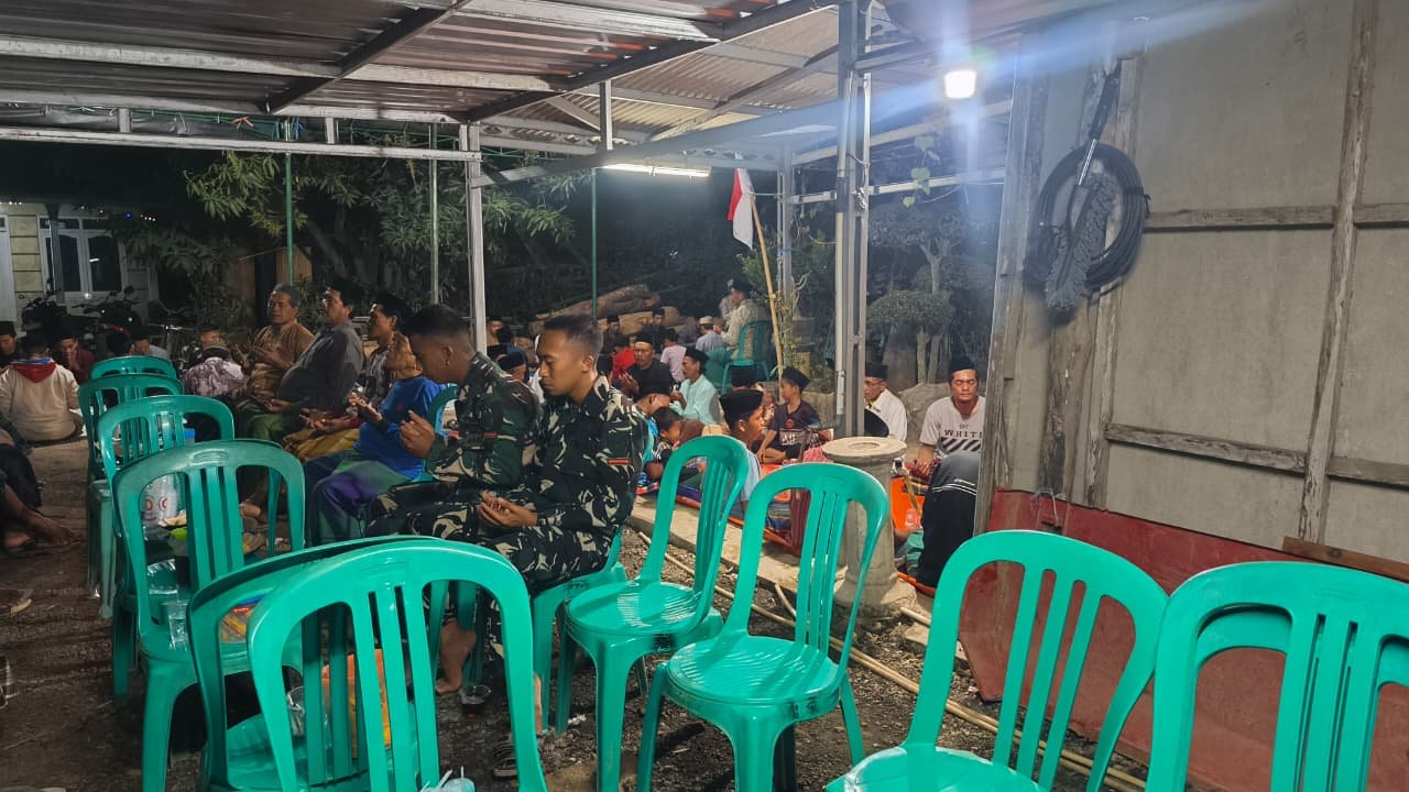 Sinergi TNI dan Masyarakat Melalui Tahlil, Anggota Satgas TMMD ke-129 Kodim 0620/Kab. Cirebon Hadiri Momen Duka