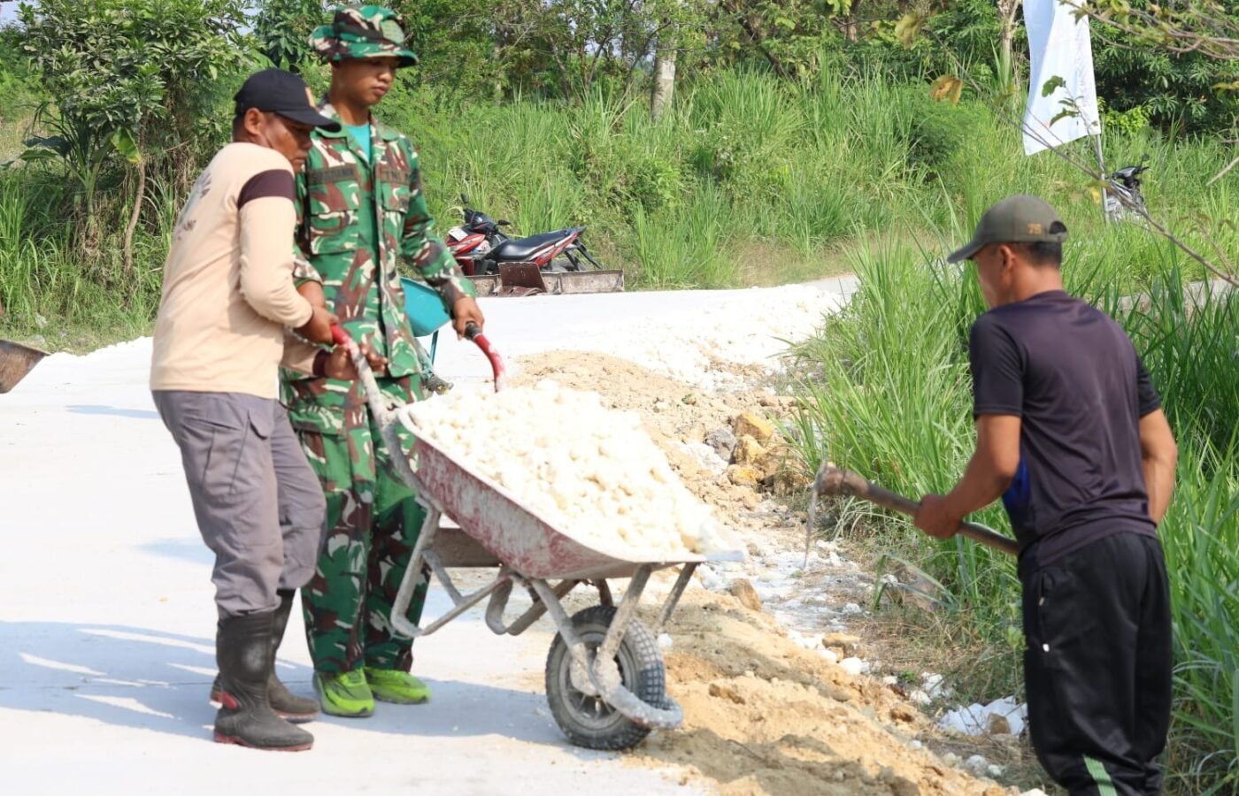 Kinerja Bersama Warga, Satgas TMMD 129 Perbaiki Akses Jalan Desa Tlemang