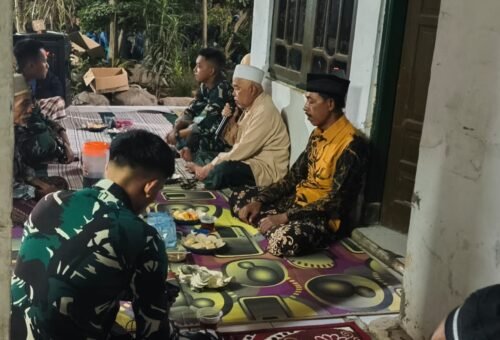 Solidaritas dalam Kesedihan, Personel TMMD ke-129 Kodim 0620/Kab. Cirebon Hadiri Tahlilan untuk Ibu Sukari
