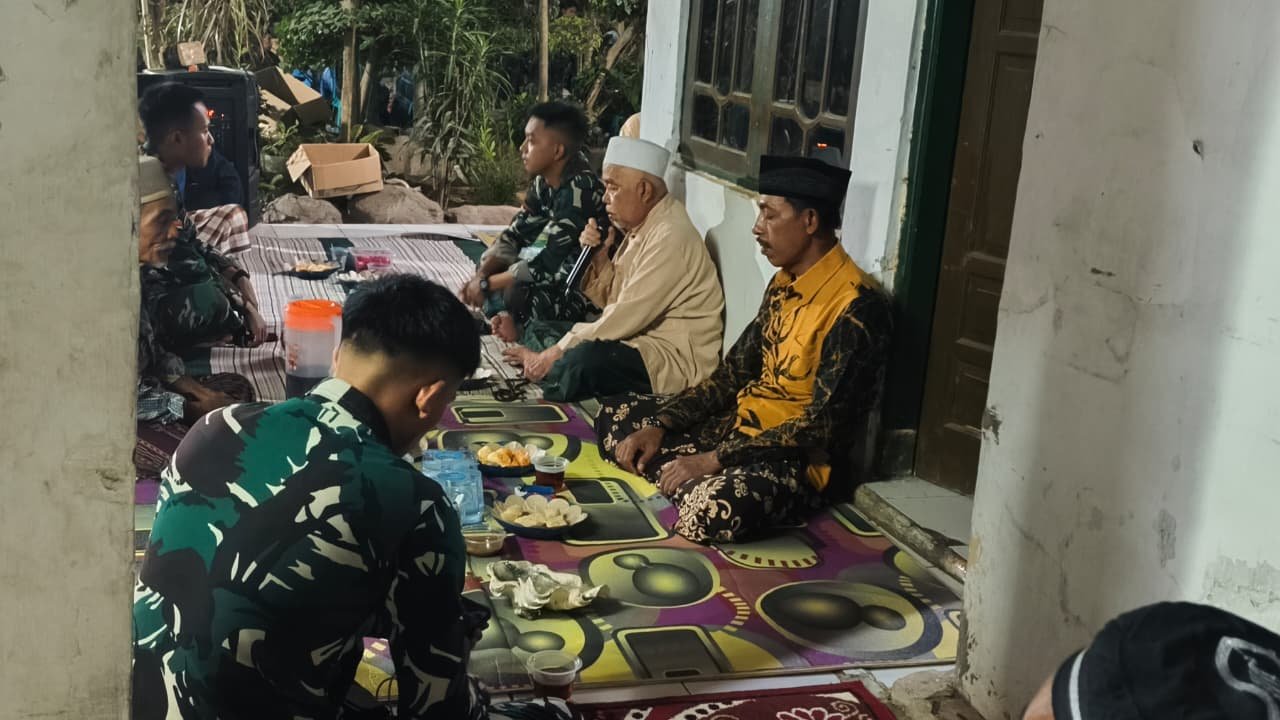 Solidaritas dalam Kesedihan, Personel TMMD ke-129 Kodim 0620/Kab. Cirebon Hadiri Tahlilan untuk Ibu Sukari