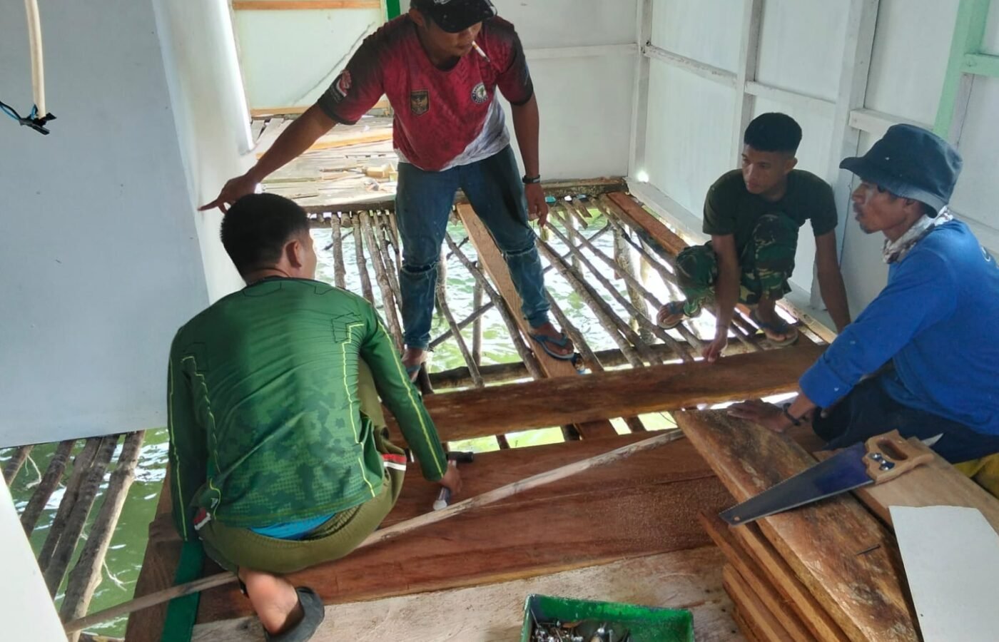Pemasangan Gelagar Lantai pada Renovasi RTLH Bapak Nardianto Dimulai