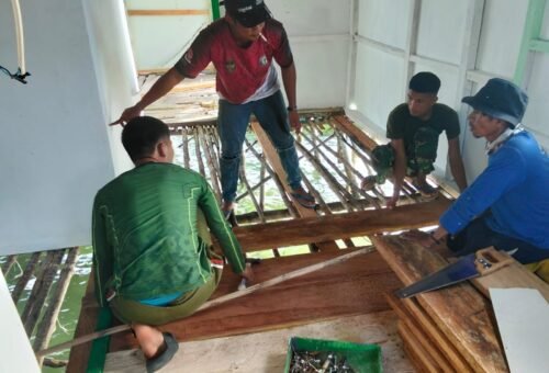 Pemasangan Gelagar Lantai pada Renovasi RTLH Bapak Nardianto Dimulai
