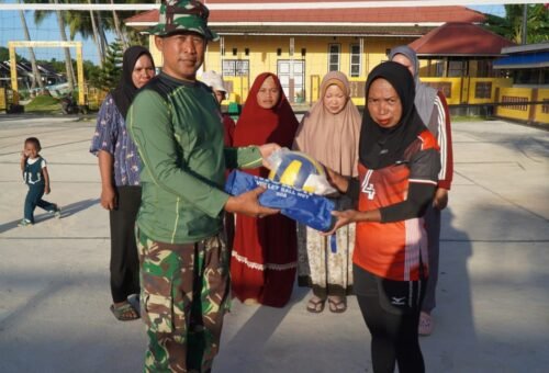 Bantuan Sarana Olahraga dari Satgas TMMD untuk PKK Desa Pulau Dua