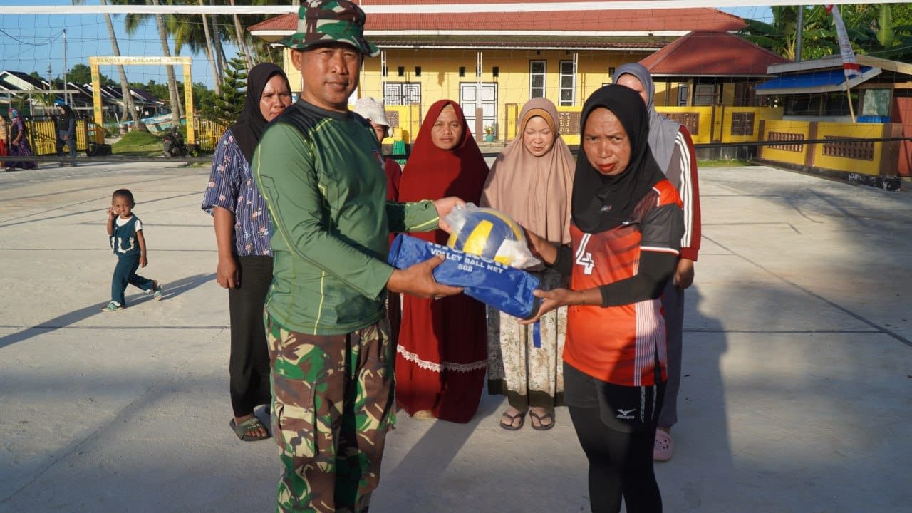 Bantuan Sarana Olahraga dari Satgas TMMD untuk PKK Desa Pulau Dua
