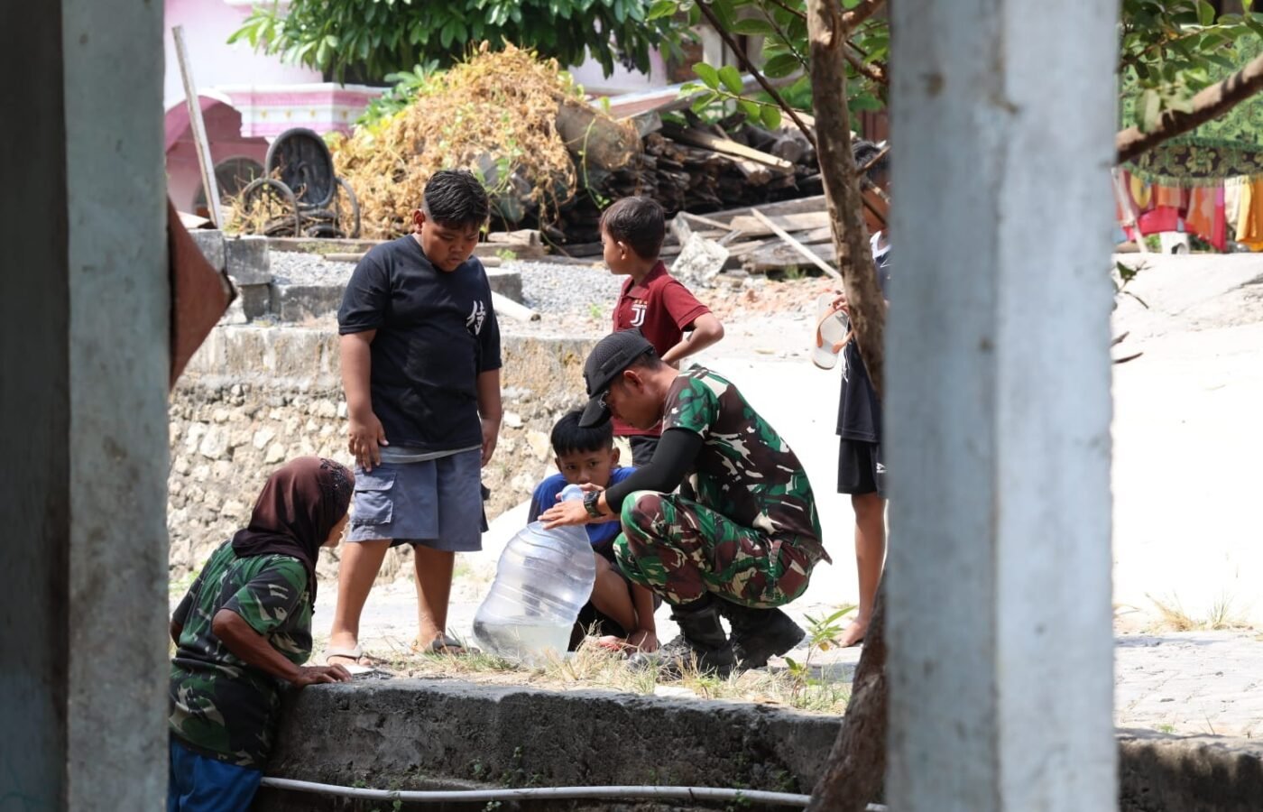 Keceriaan Bersama Sertu Aston di Desa Tlemang: Anak-Anak Menunjukkan Hasil Tangkapan Ikan