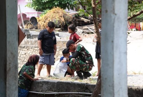 Keceriaan Bersama Sertu Aston di Desa Tlemang: Anak-Anak Menunjukkan Hasil Tangkapan Ikan