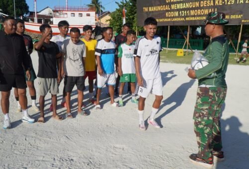 Bantuan Olahraga dari Satgas TMMD untuk Karang Taruna Desa Umbele