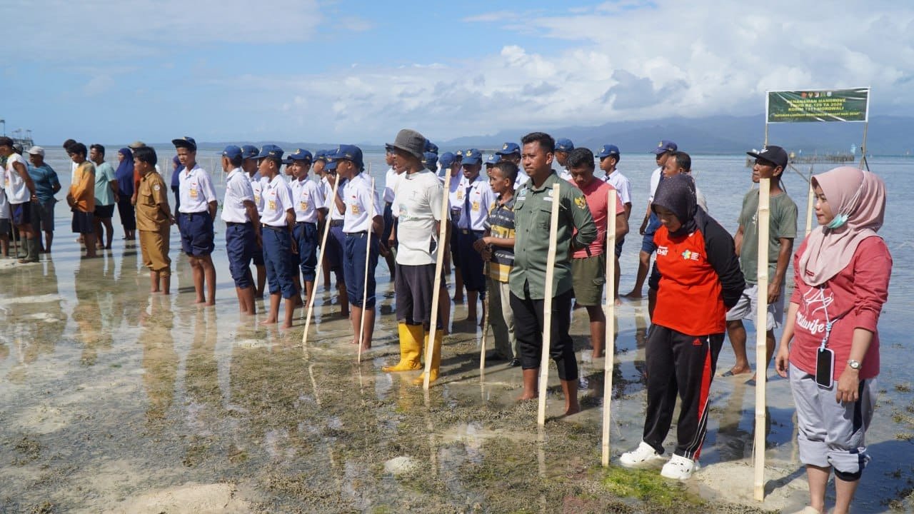 Kepulauan Umbele Aktif Dalam Penanaman Mangrove Bersama Satgas TMMD Ke-129