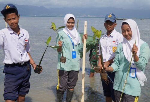 Pelajar SMP Negeri 2 Umbele Penuh Semangat Tanam Mangrove Bersama TMMD Ke-129