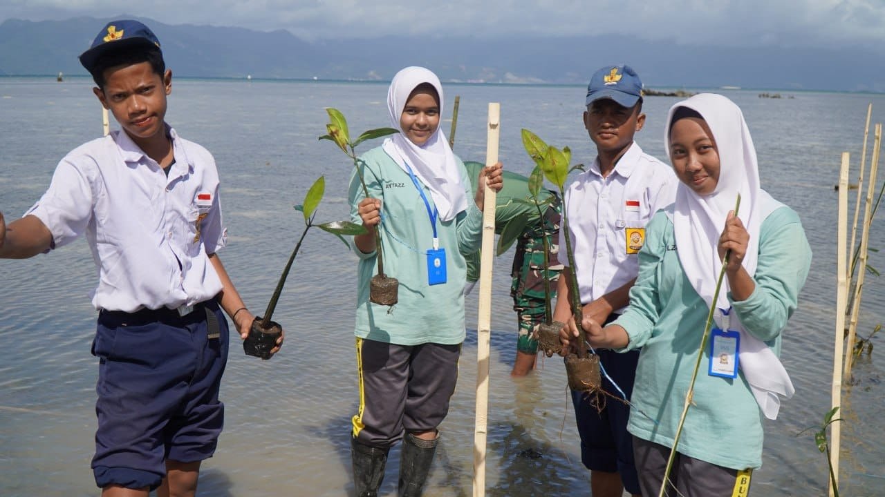 Pelajar SMP Negeri 2 Umbele Penuh Semangat Tanam Mangrove Bersama TMMD Ke-129