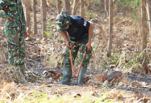 Fokus pada Detail, Pasukan TMMD 129 Pastikan Kualitas Potongan Besi Jalan Rabat Beton
