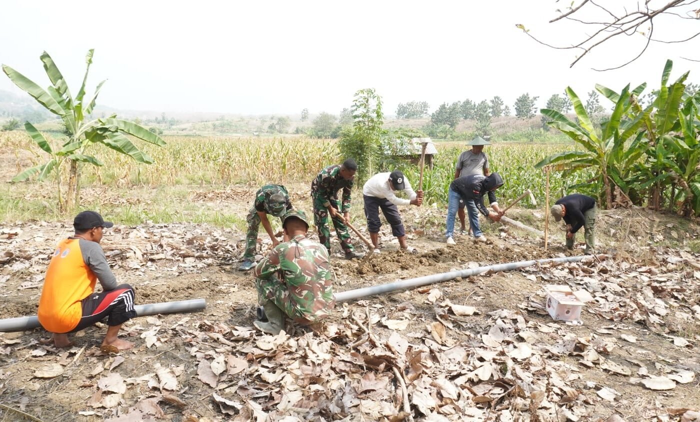 Kolaborasi TNI dan Masyarakat: Satgas TMMD ke-129 Kodim 0812/Lamongan Gali Jalur Air Bersih di Tlemang
