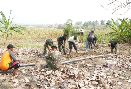 Kolaborasi TNI dan Masyarakat: Satgas TMMD ke-129 Kodim 0812/Lamongan Gali Jalur Air Bersih di Tlemang