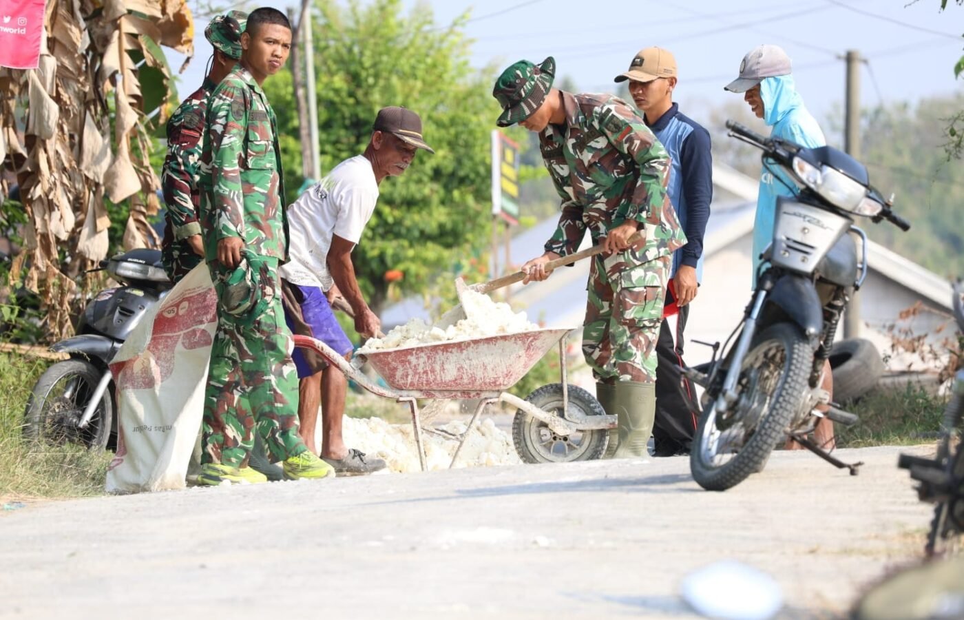 Keterikatan TNI dan Masyarakat dalam Program TMMD Ke-129 di Desa Tlemang