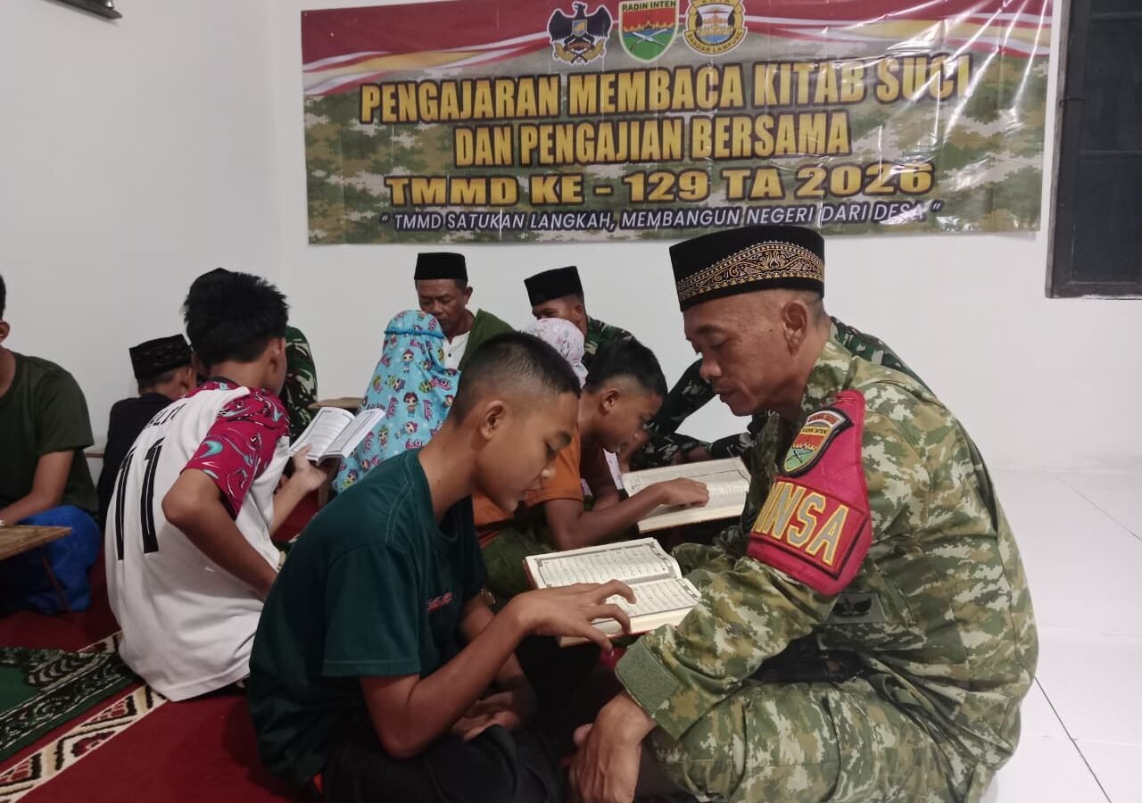 Keakraban dalam Doa, TNI dan Anak-Anak Bersama Gelar Pengajian di Mushola